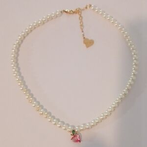Vida Kush Pearl Necklace with Pink Heart Pendant
